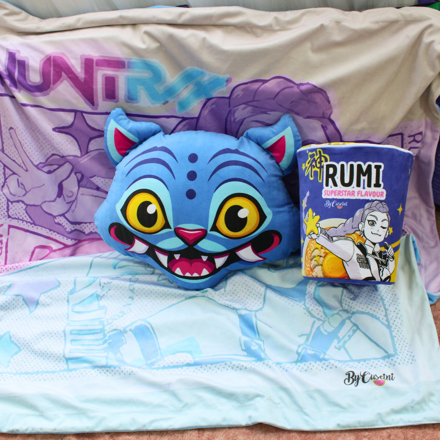 Cobija Guerreras Kpop + Empaque tipo Ramen + Cojín Gato Azul Derpy Tiger Guerreras Kpop