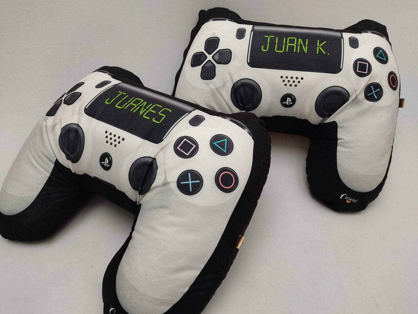 Cojin gamer Forma Control Video juegos play 4 blanco fondo negro