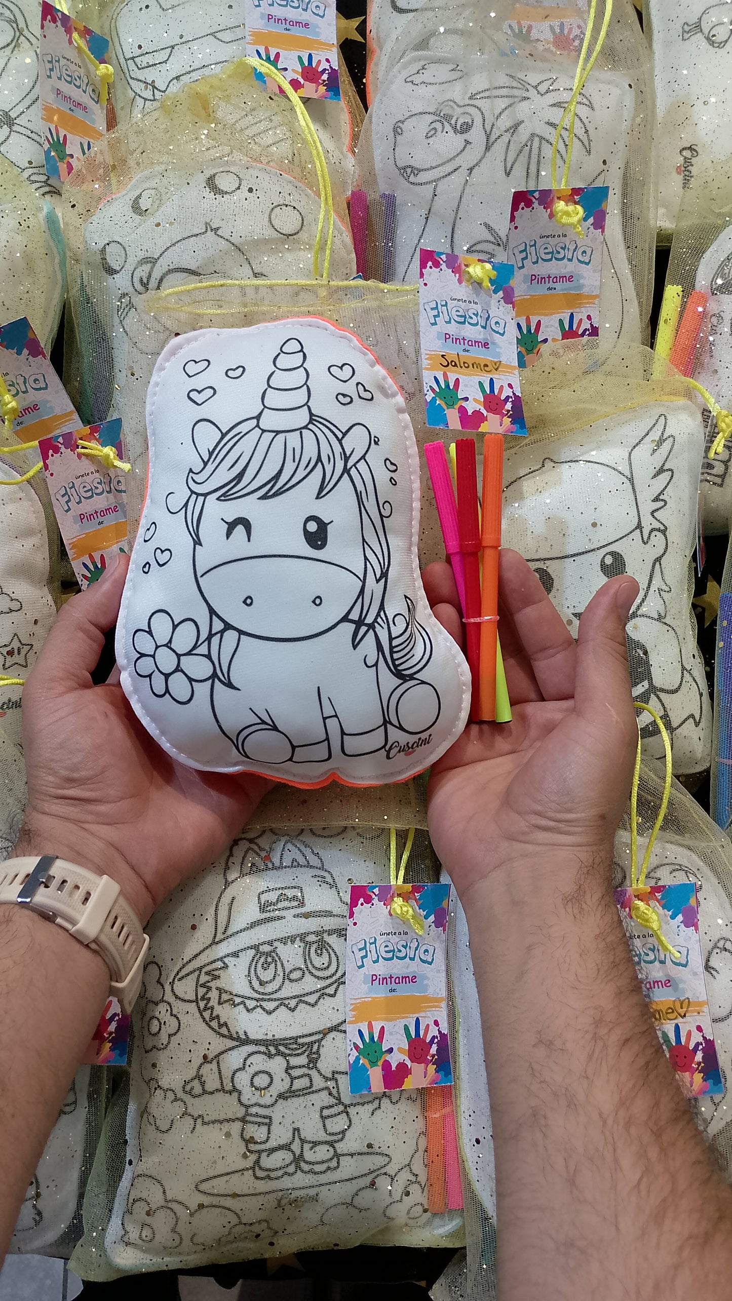 Kit cojin para pintar + 4 plumones + bolsita tull dorada + tarjetica para marcar