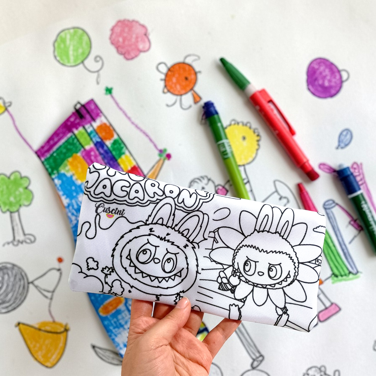 1 Cartuchera para pintar con 12 plumones