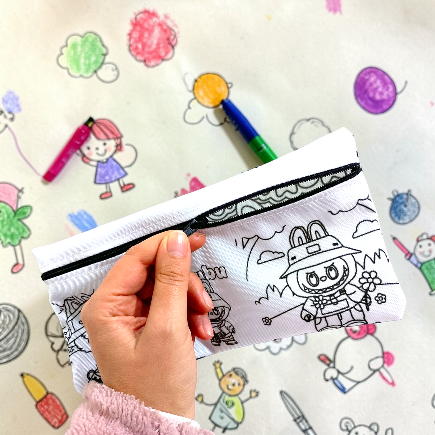 1 Cartuchera para pintar con 12 plumones