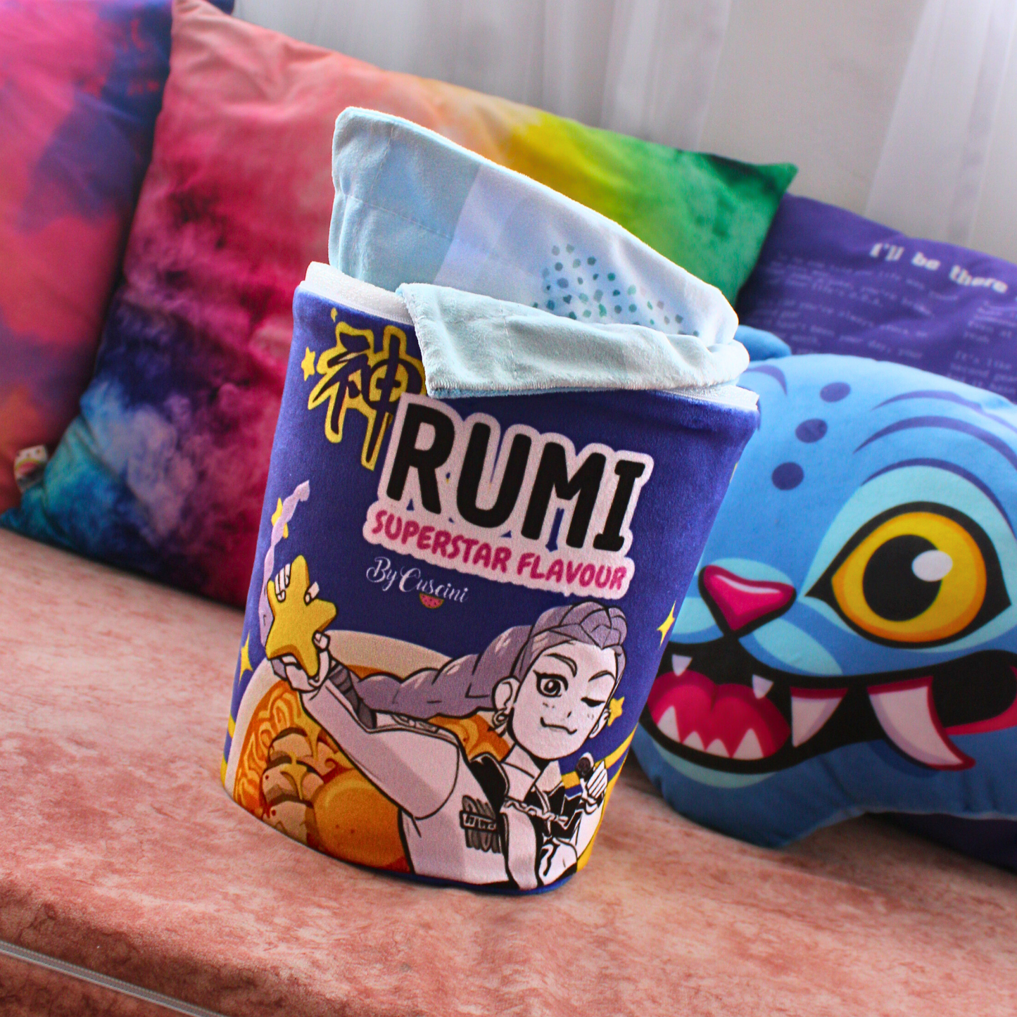 Cobija Guerreras Kpop + Empaque tipo Ramen + Cojín Gato Azul Derpy Tiger Guerreras Kpop
