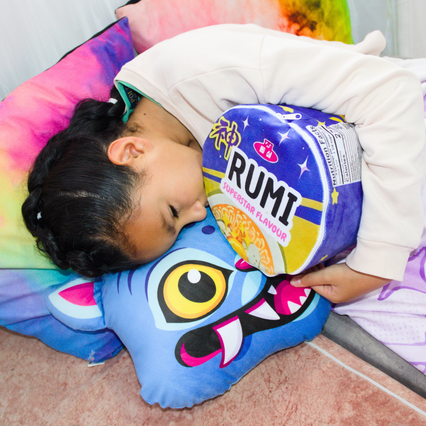 Cobija Guerreras Kpop + Empaque tipo Ramen + Cojín Gato Azul Derpy Tiger Guerreras Kpop